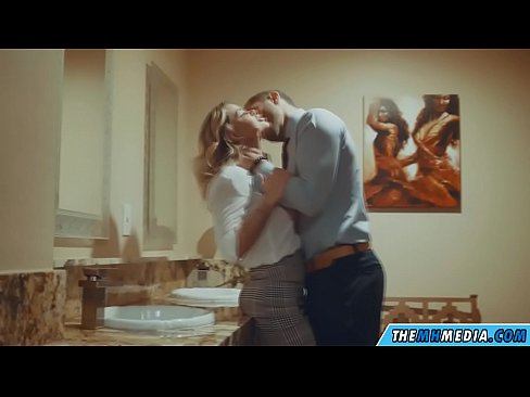 ❤️ وقتی یک بلوند بی تنه شما را در یک دستشویی عمومی اغوا می کند ❤️ فوق پورن در ما ☑